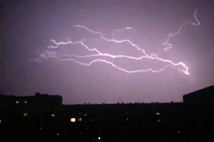 picture: Горизонтальную молнию через все небо над российским городом сняли на видео