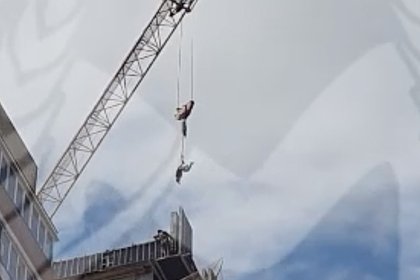 picture: Подвешенного на большой высоте на крюк башенного крана россиянина сняли на видео