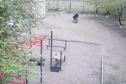 Picture: Россиянин на самокате выстрелил в прохожего из арбалета и попал на видео
