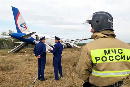 Picture: Летчик оценил связь западных санкций с аварийной посадкой Airbus в поле