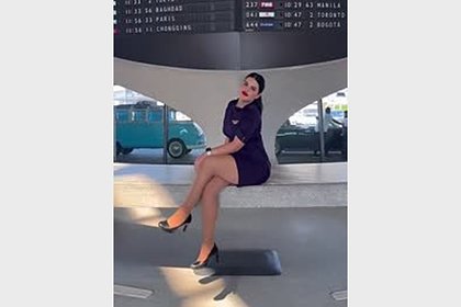 Picture: Стюардесса в платье мини попала на видео и взбудоражила пользователей сети