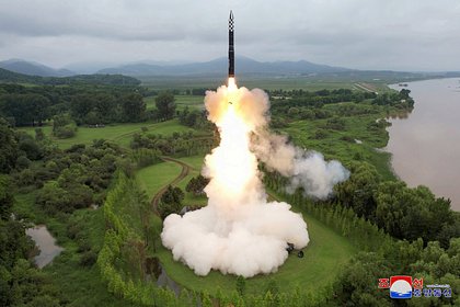 Picture: КНДР запустила две баллистические ракеты