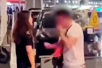 Picture: Разгневанный из-за измены жены мужчина избил себя посреди улицы