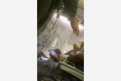 Picture: Пассажир устроил скандал в самолете из-за розетки и был обвинен в терроризме