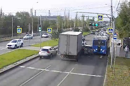Picture: В Волгограде столкновение грузовика, легковушки и троллейбуса попало на видео