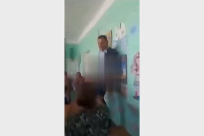 Picture: В украинской школе родители напали на заподозренного в симпатиях к УПЦ учителя