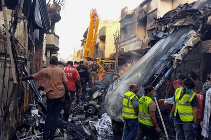 Picture: Раскрыта причина падения пассажирского самолета в жилом квартале в Пакистане