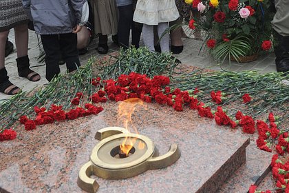 Picture: В российском регионе подростки дрифтовали у Вечного огня и были задержаны