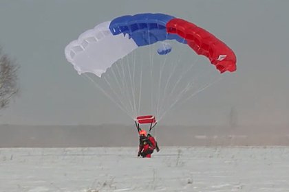 Picture: Россияне спрыгнули с высоты 10 километров на Северный полюс