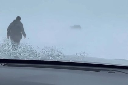 Picture: Россияне оказались в снежной ловушке на автомобиле и сняли обстановку на видео