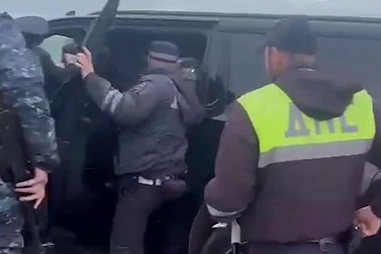 Picture: Чеченского генерала жестко задержали в Дагестане. Его выволокли из машины и положили лицом в асфальт
