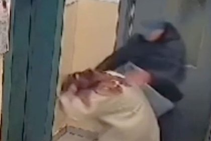 Picture: В подъезде мужчина напал на россиянку и разбил бутылку о ее голову