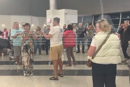 Picture: Россияне устроили митинг с криками «Домой!» в аэропорту Дубая