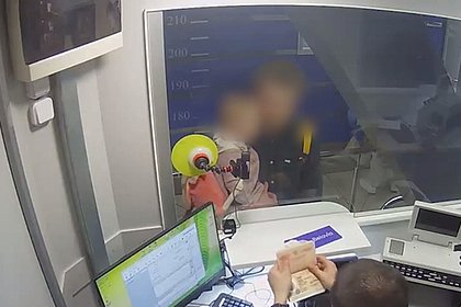 Picture: Россиянин попытался увезти дочь в Египет по фальшивому паспорту и попал на видео
