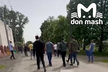 Picture: Появилось видео с окружившими школу и ищущими «нелюдей» членами «Русской общины»
