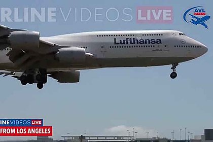 Picture: Жесткая посадка двухпалубного Boeing с пассажирами на борту попала на видео