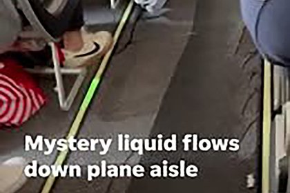 Picture: «Загадочная» жидкость вытекла из туалета самолета и попала на видео