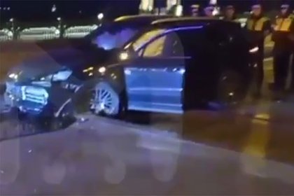 Picture: В Петербурге Porsche попытался проехать по разведенному мосту
