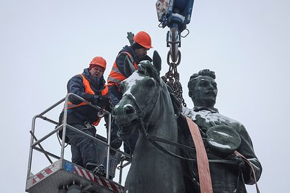 Picture: Памятник советским солдатам сбросили с постамента в украинском городе
