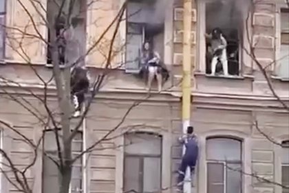 Picture: Взобравшийся по трубе дворник спас россиянок от пожара и попал на видео