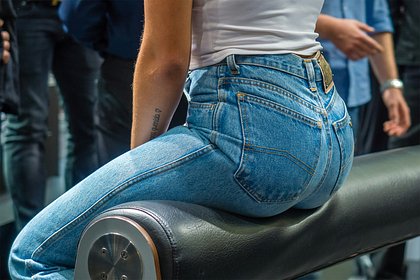 Picture: Известный бренд представил джинсы с мокрым пятном за 55 тысяч рублей