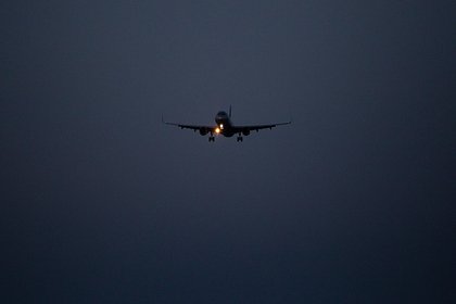 Picture: Пассажирский Boeing резко сменил курс из-за оторвавшегося трапа
