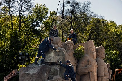 Picture: В Киеве начали демонтаж посвященного Переяславской раде монумента