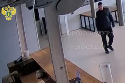 Picture: В российском ресторане мужчина украл из сумки 500 тысяч рублей и попал на видео