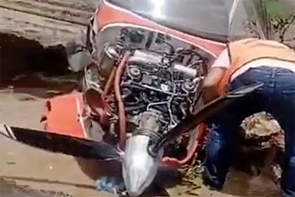 Picture: Самолет экстренно сел на шоссе, сбил мотоциклиста и попал на видео