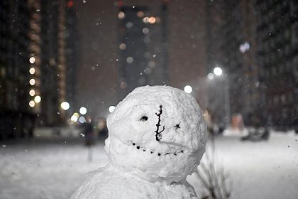 Picture: В Москве последнего снеговика обнаружили с грустным лицом