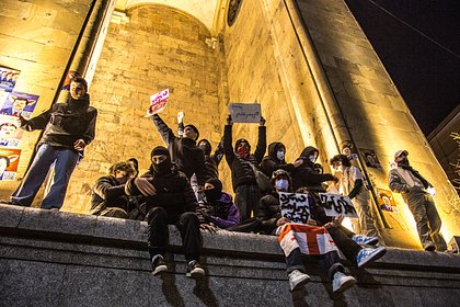 Picture: Протестующие в Тбилиси перекрыли площадь Героев
