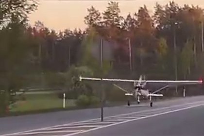 Picture: Неисправный самолет сел на дорогу в Латвии