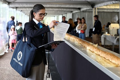 Picture: Французы приготовили самый длинный багет в мире