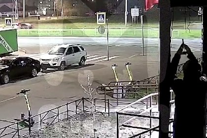 Picture: Вандал облил краской три флага России в Петербурге и попал на видео