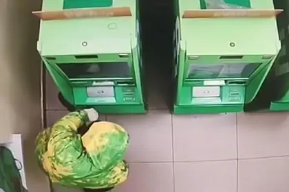 Picture: Россиянин с помощью гвоздодера и чулок попытался вскрыть банкомат