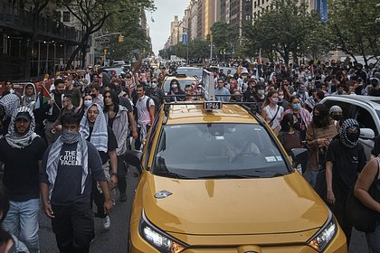 Picture: Тысячи пропалестинских протестующих попытались сорвать Met Gala