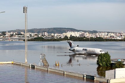 Picture: Наводнение в аэропорту Бразилии после дождей попало на видео