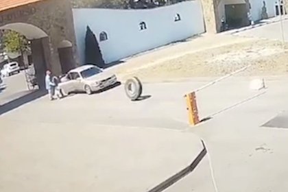 Picture: Слетевшее с КамАЗа после взрыва колесо снесло двух россиян и попало на видео