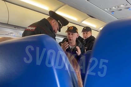 Picture: Пассажир российского самолета устроил скандал из-за измены жены и попал на видео