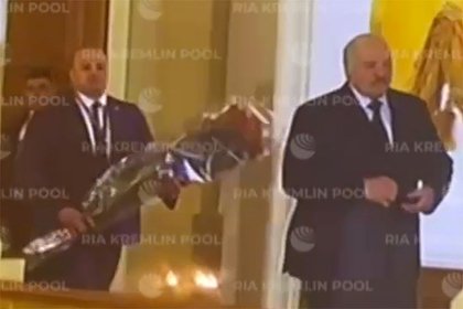 Picture: Лукашенко подарил Путину красные розы