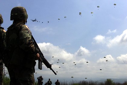 Picture: Более десяти солдат пострадали на учениях НАТО во время прыжка с парашютами