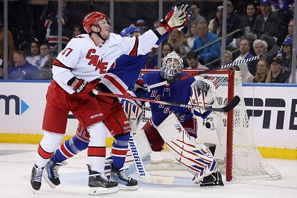 Picture: Российский форвард атаковал вратаря-соотечественника в матче плей-офф НХЛ