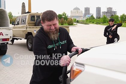 Picture: Кадыров потянул на себя внедорожник и попал на видео