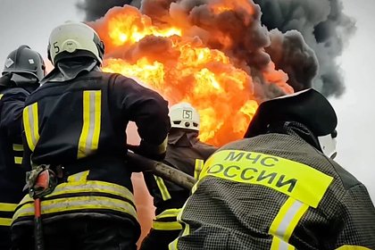 Picture: Появилось видео тушения мощного пожара на нефтебазе в ЛНР после обстрела ВСУ