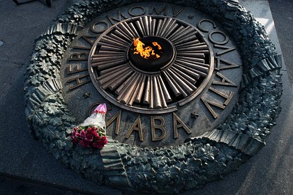 Picture: Киевляне начали нести цветы к Вечному огню в парке Славы