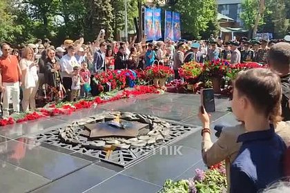 Picture: Алматинец зажег внезапно погасший во время торжества Вечный огонь