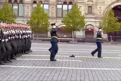 Picture: Участник парада Победы на Красной площади потерял ботинок и пошел дальше