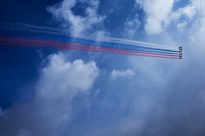 Picture: Французские пилоты раскрасили небо в цвета российского флага