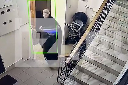 Picture: Момент выноса внучкой бочки из квартиры экс-мэра Самары попал на видео