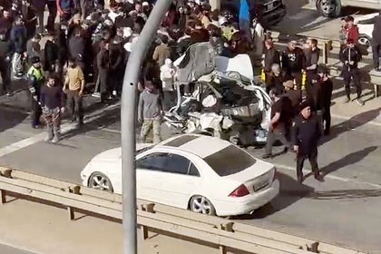 Picture: «Просто смял ее с водителем внутри». В Дагестане БТР переехал «Ладу Приору» на светофоре. Авария попала на видео